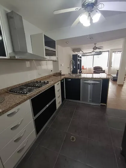 Alquiler De Townhouse En Lomas Del Este, Valencia Ns