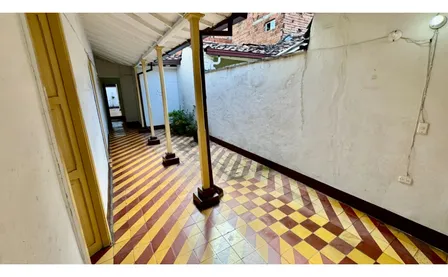 Casa-lote De 268 M² A Una Cuadra Del Parque De Belén