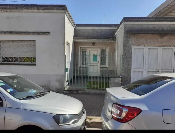 Casa En Venta - 2 Dormitorios 1 Baño - Cochera - 250mts2 - Berazategui