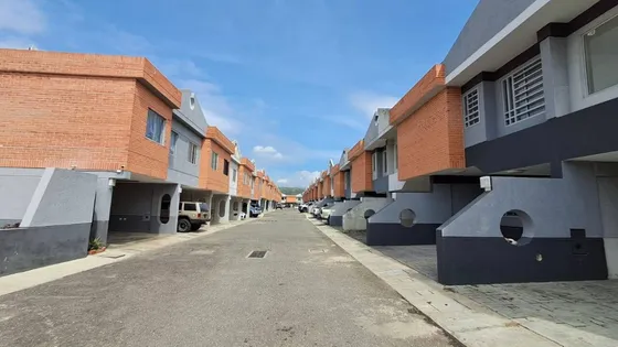 Townhouse En Venta Monteserino Residencias Santa Cruz San Diego, En Ogra Gris De 2 Niveles, Vigilancia 24/7, Pozo De Agua, Planta Eléctrica, Cerca De Universidades, Colegios, Supermercados, Dapo