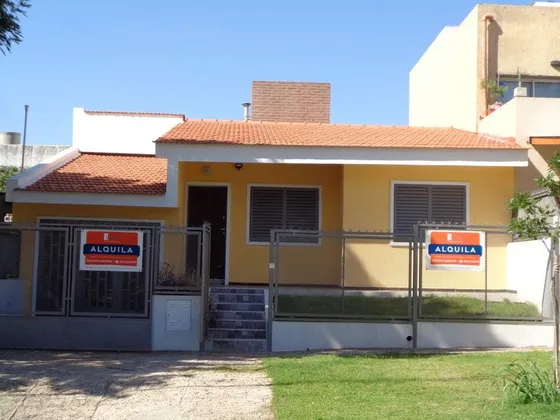Barrio Quebrada De Las Rosas - Excelente Casa De 2 Dormitorios, Amplia Y Luminosa Con Garaje, Jardín Y Patio Amplio Con Asador Y Césped