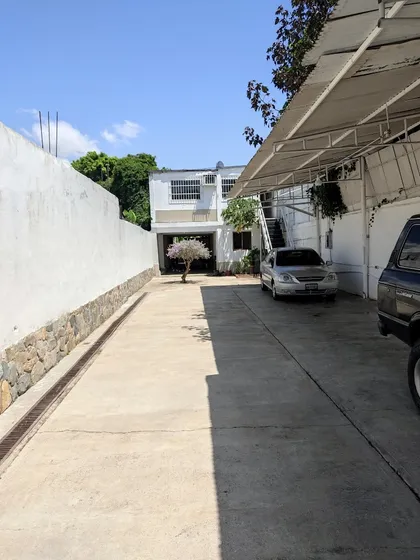 Sky Group Élite Vende  Casa Con Amplio Terreno Para Galpón     Solo Clientes