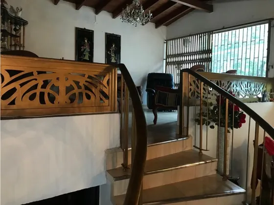 Se Vende Casa Unifamiliar Con Aire En La Avenida 80  Medellín