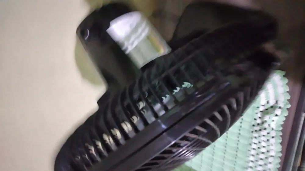 Ventilador Mondial VSP-30-B em uma estante