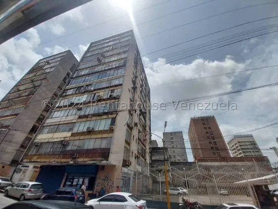 Oficina En Venta Inm En La Zona Mas Céntrica De Valencia, De Facil Acceso, Con La Comodidad De Desarrollar El Rubro De Perefencia. Esta Torre Cuenta Con Ascensor Operativo. 25-588