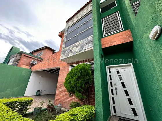 Jip 25-12414. Rent-a-house Vende Moderna Casa De 3 Niveles De 242 Mts2, 3 Habitaciones Y 3 Salas De Baños, Jardín, Terraza. En Urb. San Pablo, Turmero