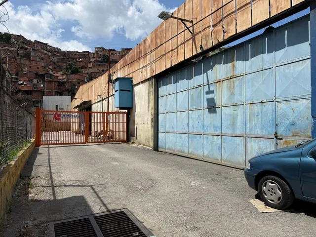 En Alquiler Espectacular Galpón Industrial En La Urbina. (r.o)