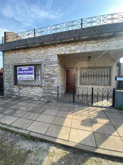 Casa En Alquiler En Moron Sur