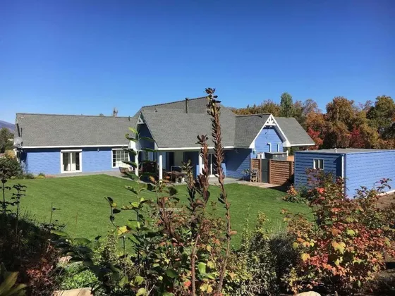 Hermosa Casa Muy Central, Emplazada En Un Entorno