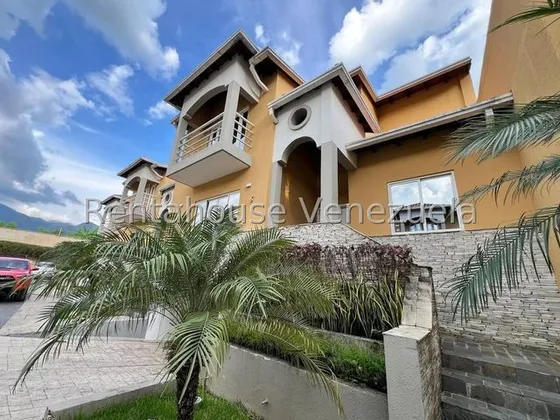 Exclusivo Town House En Venta, Urb. Cantarrana, Las Delicias, Maracay, Con Planta Electrica Y Pozo, 25-7444 Mv