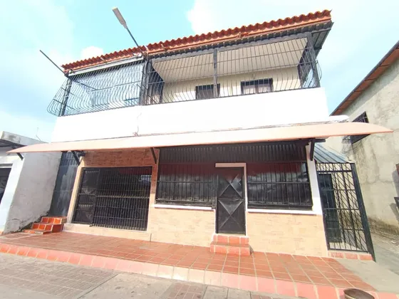 En Venta  Casa Comercial Con Anexos En Av. Las Ferias -valencia  G01-23