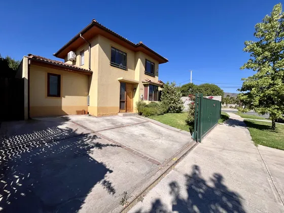 Casa Con Ampliaciones En Valle La Reserva