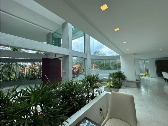 Casa En Venta. 1,500 M². 4h/11b/16p. Urb. El Portal Del Hatillo
