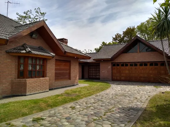 Venta Espectacular Chalet Centro Mariano Acosta. Imbatible