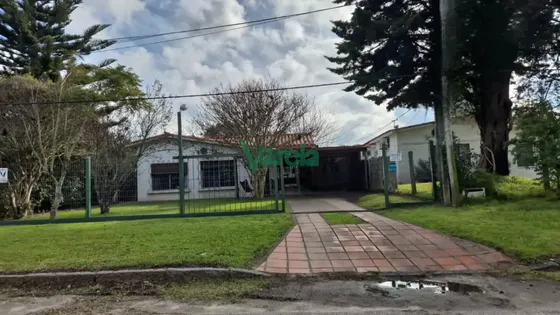Venta Casa, Las Toscas,  4 Dormitorios, Más Apartamento Al Fondo De 1 Dormitorio Y Baño.