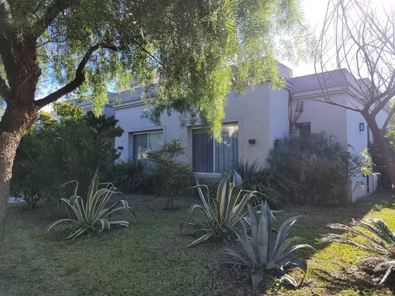 Casa En Venta - 4 Dormitorios 3 Baños - Cocheras - 900mts2 - Buenos Aires Village, Bella Vista