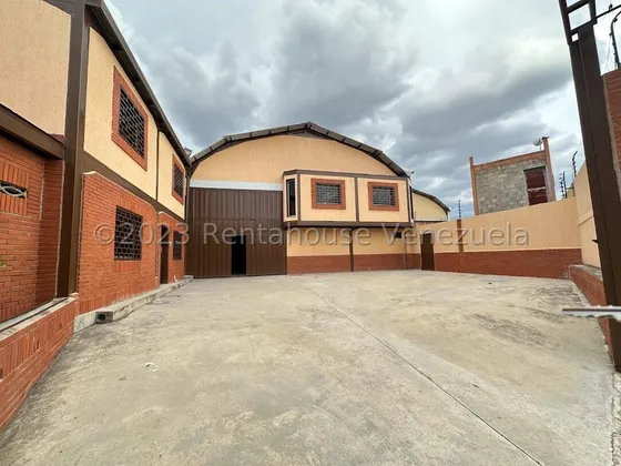 Rafael Gamarra Vende Galpon Industrial, Be5386, Excelente Oportunidad De Invertir En Un Galpon De 1.367mtrs En Al Zona Industrial Iii, Con Espacios Amplios Y Seguros, Area De Deposito, Carga Y Descarg