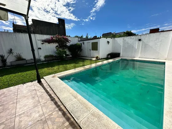 Casa 3 Ambientes C/ Piscina Caseros Acepta Permuta