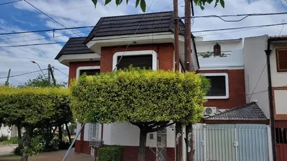 Casa En Venta - 4 Dormitorios 3 Baños - Cochera - 230mts2 - Haedo