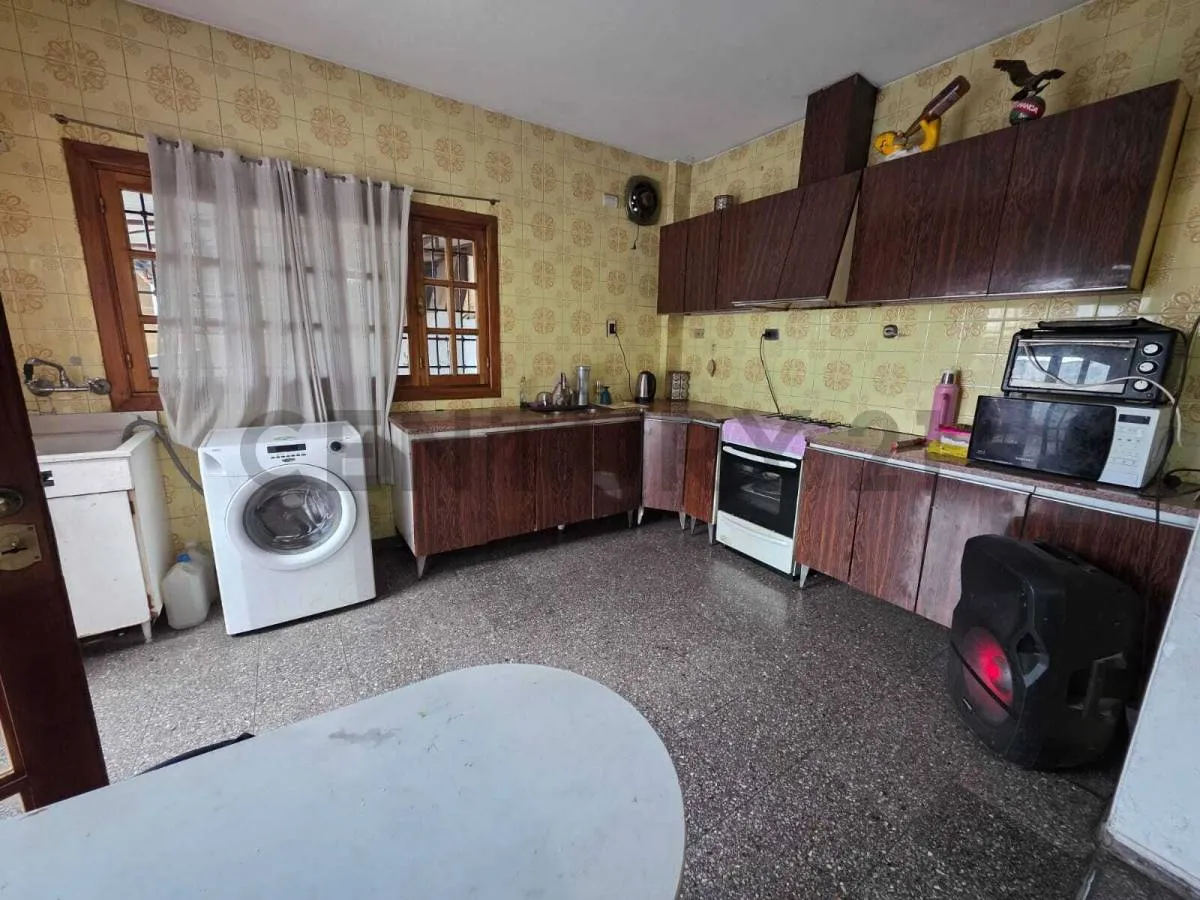 Commercial Salon and Apartment in Guaymallén