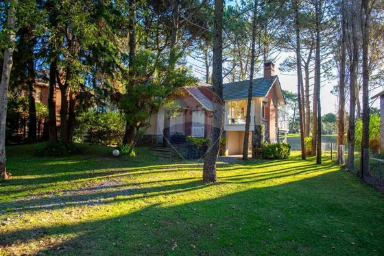 Casa En Venta Fondo Al Golf Carilo 