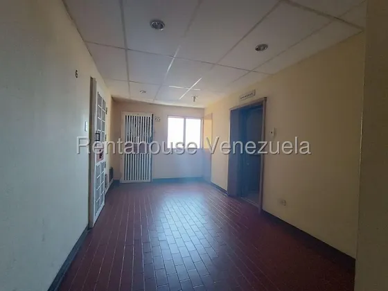 Oficina Comercial En Alquiler En Zona Centro Maracay Con Internet Piso Medio Amplios Espacios Estef 25-21643