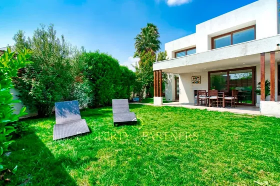 Venta De Casa Con Rico Quincho, Piscina Y Jardín E...