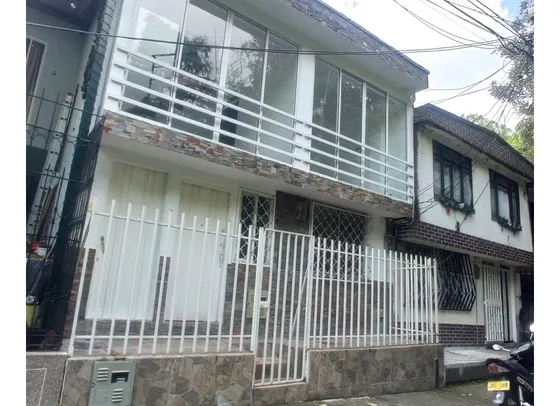 Casa En Venta Por El Sector De Villa Liliana De Tres Pisos