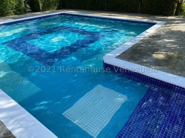 Francisco Rojas Norscia Rentahouse 2 5 - 5 7 3 2 Vende Amplio Chalet En Cabudare Con Piscina Con 4000mts2 De Terreno, 5 Habitacioes Y 6 Banos, Areas De Juego, Parrillera, Cocina Empotrada, Llama Ya!!!