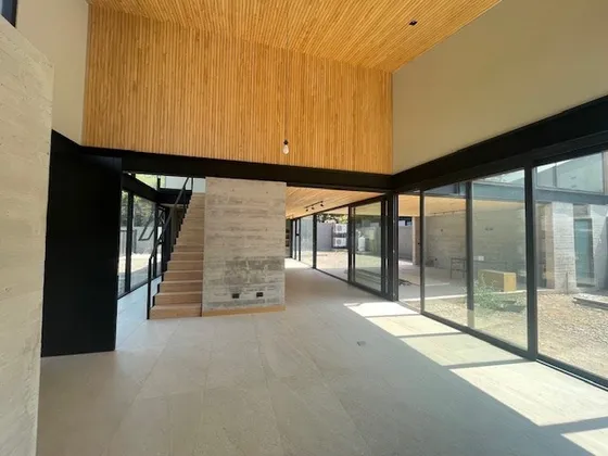 Casa En Venta De 4 Dorm. En Lo Barnechea