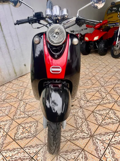 Scooter Retrô Motor: 50cc A Moto Foi Reformada Recentemente.