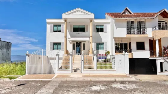 Casa En Venta Amoblada En Colinas De Pirineos
