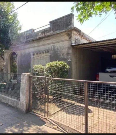Casa En Venta - 3 Dormitorios 2 Baños - Cochera - 611mts2 - Merlo