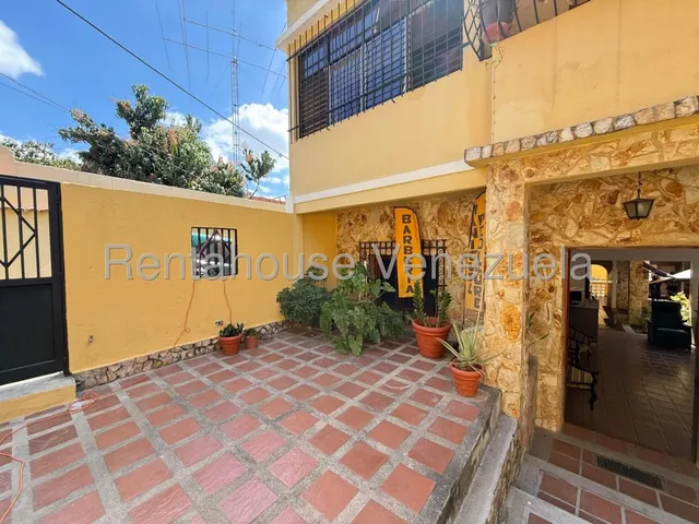 Casa Comercial En Alquiler, Urb. Los Chorros