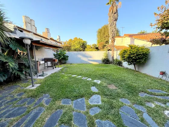 Casa  4 Dormitorios Jardin Garage Olivos