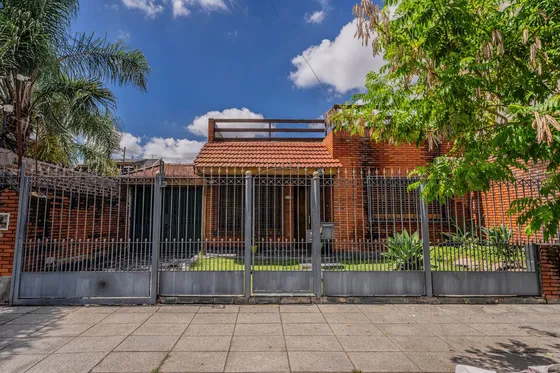   Casa - Cochera - Quincho - Patio  Apta Crédito - San Justo - Terraza - 3 Ambientes