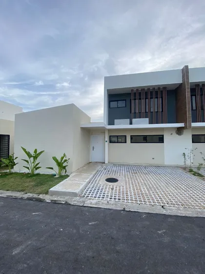 Hermosa Casa Duplex De Dos Niveles En Venta En Punta Cana, 3 Habitaciones