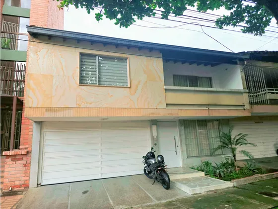 Vendo Amplia Casa A 1 Cuadra De La Estacion Floresta