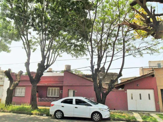 Casa En Venta - 4 Dormitorios 2 Baños - Cochera - 240mts2 - Valentín Alsina, Lanús