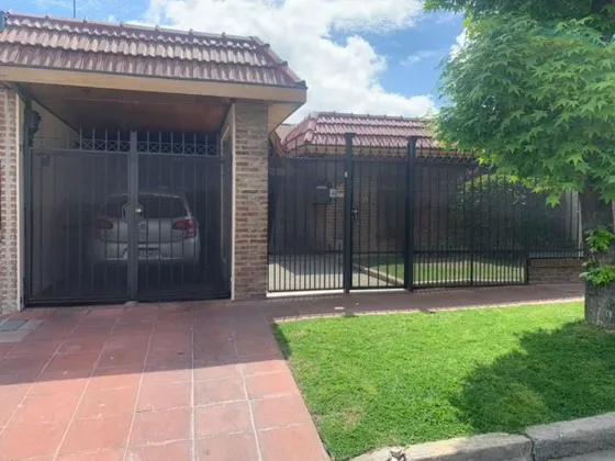 Venta De Casa 4 Ambientes. Castelar Norte
