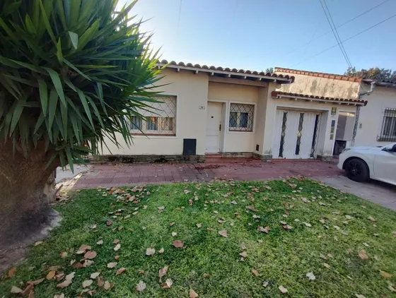 Venta Casa 4 Ambientes Con Patio Y Cochera En Banfield