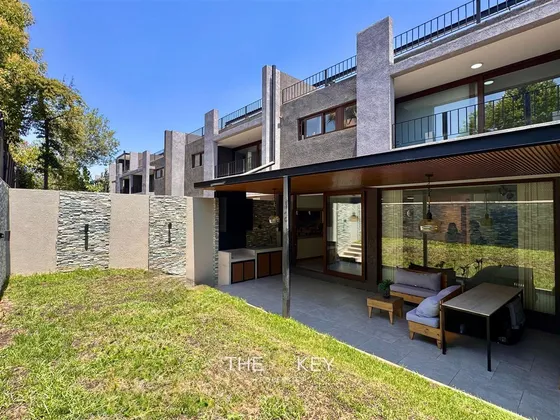 Casa En Venta De 4 Dorm. En La Reina
