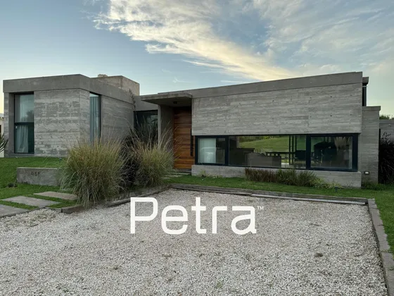 Casa En Venta De Hormigón Visto En Costa Esmeralda