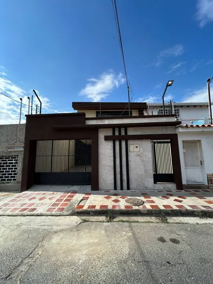 Inmocity Vende Estupenda Casa Urb.andres Bello Maracay