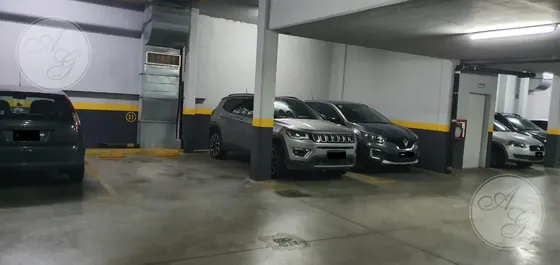 Amplia Cochera Cubierta - Seg 24hs - A Metros De Av Cordoba
