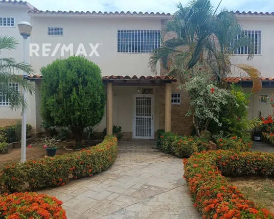 Re/max 2 Mil Vende Townhouse, En Los Robles. Urb Villas De Nuevo Mundo, Con Zona Residencial Y Con Piscina