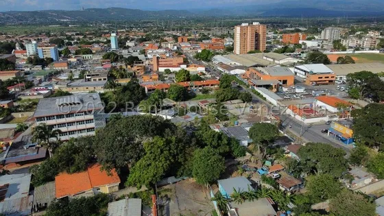 Raiza Suarez Vende Amplia Extensión De Terreno De 734 Metros En Cabudare 2 4 2 1 8 2 0,  Totalmente Cercado, En Esquina Con Casa Y Local Comercial, Ubicado En Una De Las Av Principales, De Oportunidad
