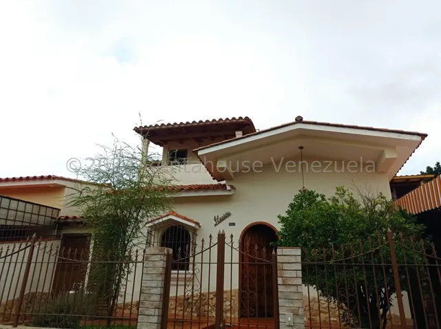 Casa En Venta Prebo I Inm Ubicada En Calle Cerrada, Cuenta Con Amplios Espacios, De Un Solo Nivel, Cuenta Con Anexo Completamente Acondicionado, Cercano Sitios De Interes Excelente. Valencia 24-27654
