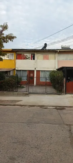 Casa 2 Pisos Con Estacionamiento En Barrio Tranquilo
