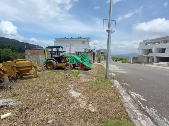Parcela En Colinas De Pirineos San Cristóbal. Venta Con Avance De Construcción